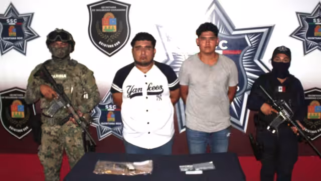 Detienen a dos jóvenes por posesión de drogas en Cancún