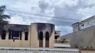 Dos personas fueron rescatadas del incendio en la planta alta