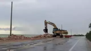  Colocan protección a orilla de la playa    en la carretera Sabancuy-Isla Aguada   