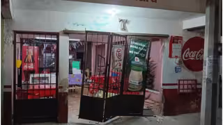 Policía estatal atiende reporte por incendio de un comercio, vehículo y cartulinas con amenazas