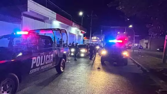 Los presuntos responsables vestían de negro y manejaban una camioneta blanca con los vidrios polarizados Los presuntos responsables vestían de negro y manejaban una camioneta blanca con los vidrios polarizados