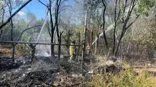 Tragahumos recomiendan evitar prender fuego a la basura, porque son un riesgo para los predios aledaños