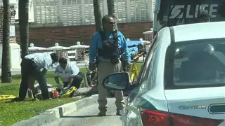 Motociclista en riesgo de perder una pierna al accidentarse en la zona hotelera de Cancún