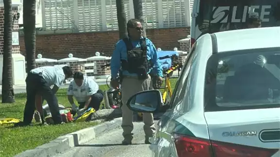 Motociclista de Cancún sufrió de grave accidente Motociclista de Cancún sufrió de grave accidente