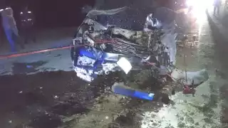 La camioneta quedó con la parte frontal destrozada, pero no hubo víctimas.