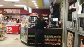 Pareja de ladrones comete robo dentro de un Oxxo en Cancún