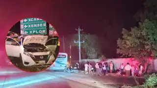 Los trabajadores que iban en la unidad grande fueron llevados a hospitales para checar su estado de salud