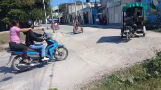 En Escárcega vecinos de la colonia Morelos exigen topes y señaléticas en curva peligrosa