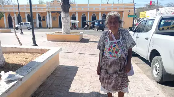 Basilia Pech tiene 90 años y vende frutas en Hunucmá para pagar sus alimentos. Basilia Pech tiene 90 años y vende frutas en Hunucmá para pagar sus alimentos.