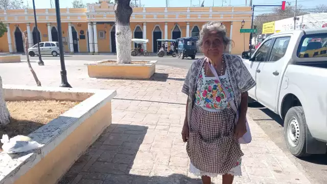 Basilia Pech tiene 90 años y vende frutas en Hunucmá para pagar sus alimentos.