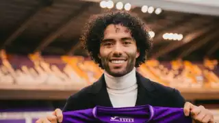 Chino Huerta posa con su nuevo jersey