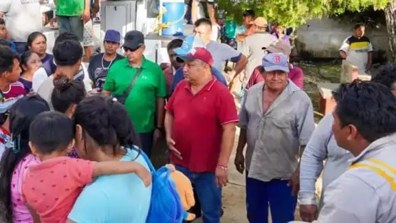 Ante las insistencias de la comunidad, personal de la CFE llegó a Candelaria