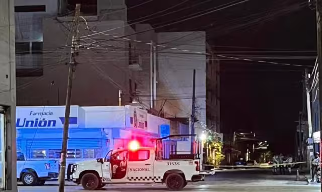 Unidades oficiales se desplegaron alrededor del establecimiento, bloqueando parcialmente el tránsito vehicular en la zona