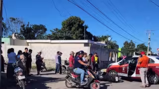Accidente en Champotón: motocicleta contra taxi de franja naranja