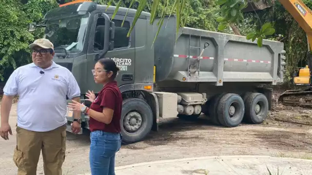 Trabajadores de Protección Civil con miembros del Ejército Mexicano en Chetumal