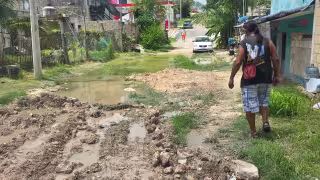 Vecinos de la colonia 20 de Noviembre claman ayuda: viven entre aguas podridas y lodo