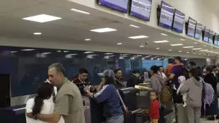 Pasajeros esperan a abordar sus vuelos en el aeropuerto de Mérida