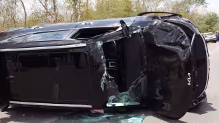 La unidad volcada resultó con graves daños materiales