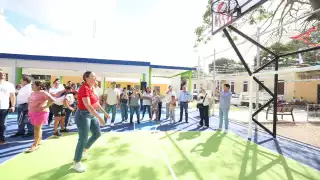 Los trabajos incluyeron la construcción de un área deportiva con estructuras metálicas para porterías y tableros, pintura de canchas y cerca.