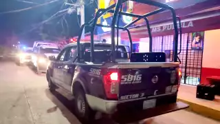 De acuerdo con testigos, agentes permitieron que el sujeto regresara a su negocio, ubicado en la 234, sin ningún problema