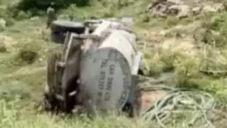 Conductor de pipa pierde el control y se vuelca en carretera  de José  María Morelos