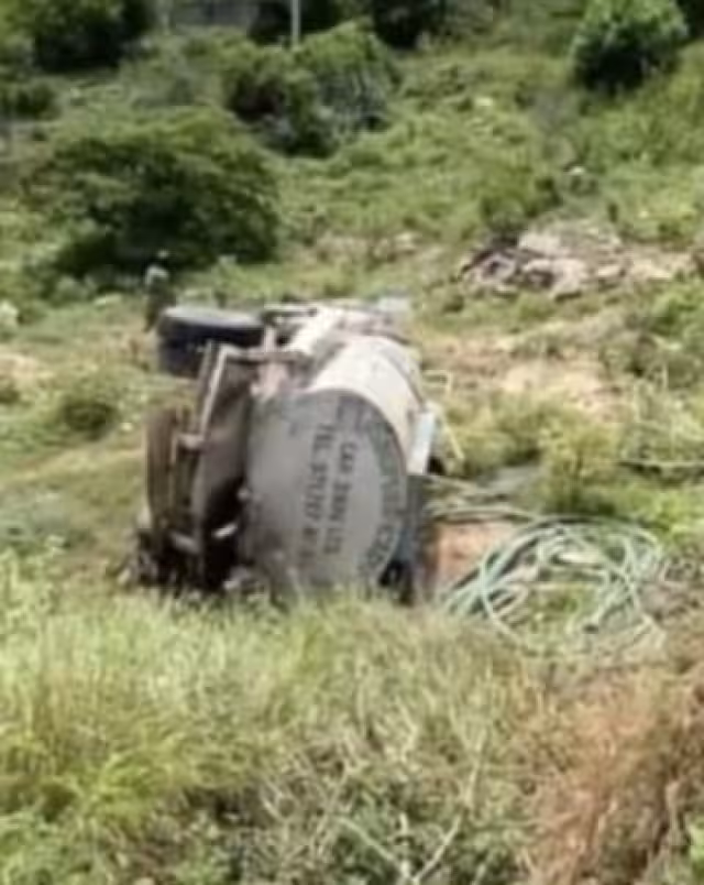 Conductor de pipa pierde el control y se vuelca en carretera de José María Morelos