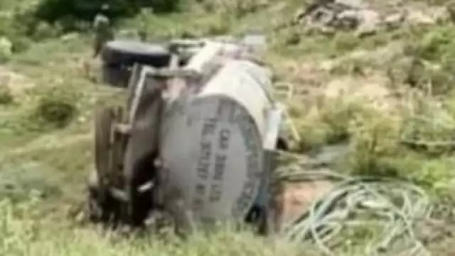 Conductor de pipa pierde el control y se vuelca en carretera de José María Morelos