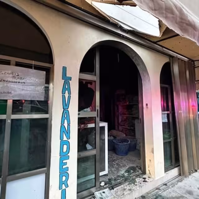 La mujer trabajaba en una lavandería, cuando el hombre llegó y la roció con gasolina y le prendió fuego