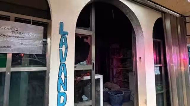 La mujer trabajaba en una lavandería, cuando el hombre llegó y la roció con gasolina y le prendió fuego