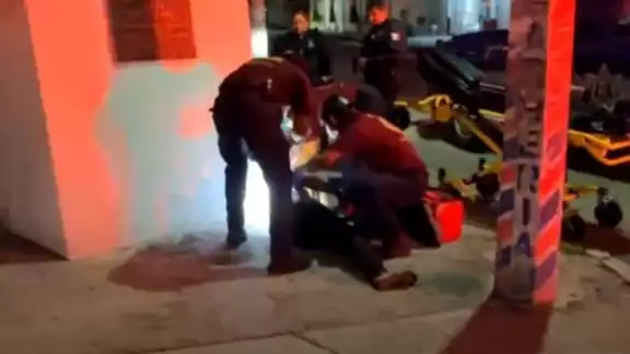 Un hombre fue hallado tirado en la vía pública con una grave herida en la cabeza, presuntamente causada por un hacha. Un hombre fue hallado tirado en la vía pública con una grave herida en la cabeza, presuntamente causada por un hacha.