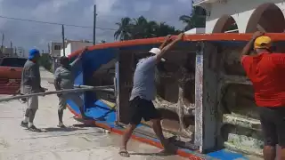 Pescadores de Progreso se alistan para el Huracán Beryl