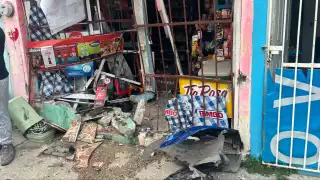  Camioneta destroza frente de una tienda en Ciudad del Carmen   