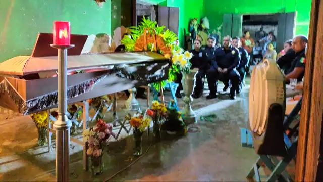 Agentes de Motul hicieron guardia de honor junto al féretro de Gener.