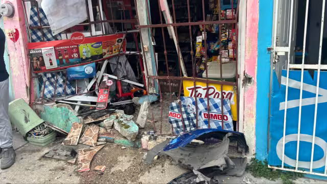 Los anaqueles, enfriadores y los productos, resultaron completamente destruidos.