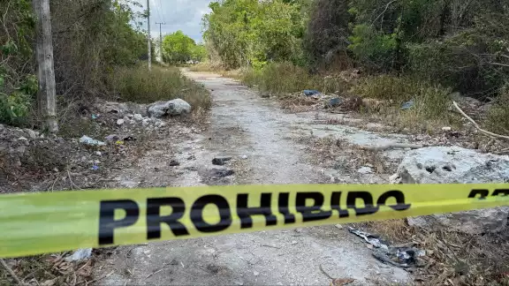 Debido a los olores que emanaba el cadáver, fue reportado a las autoridades quienes se dirigieron al lugar