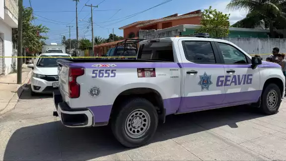 Los consanguíneos al percatarse de la dantesca escena llamaron al 911, reportaron que una niña necesitaba asistencia médica urgente y la trasladarían al hospital. Los consanguíneos al percatarse de la dantesca escena llamaron al 911, reportaron que una niña necesitaba asistencia médica urgente y la trasladarían al hospital.