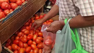 “Hace apenas unos días lo compré a 13 pesos, ahora ya está a 20":  Alza en el precio del jitomate afecta a los yucatecos