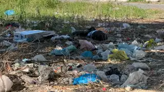 Vecinos de Pozo del Monte, Champotón denuncian basurero clandestino en lote abandonado