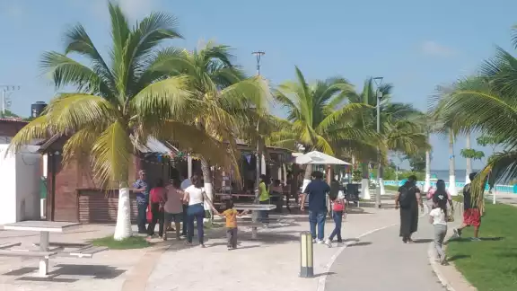 El sábado en Sabancuy estuvo soleado, atrayendo más visitantes y aumentando las ventas en los comercios.