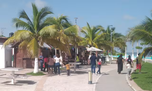 El sábado en Sabancuy estuvo soleado, atrayendo más visitantes y aumentando las ventas en los comercios.