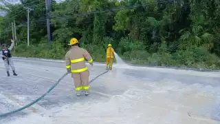 Accidente provoca derrame de pintura en salida de Puerto Morelos de la carretera federal 307 