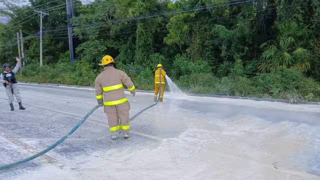 Para realizar la limpieza de la carretera, se usaron 20 mil litros de agua