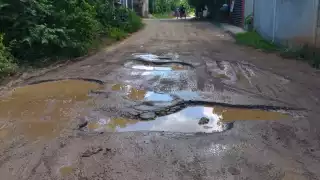 Los baches han sido un problema sin resolver en José María Morelos
