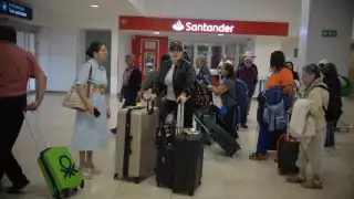 Turistas han llegado al aeropuerto de Mérida este lunes