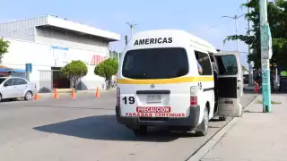 Debido a la falta de combis, las unidades rebasan el límite de pasajeros