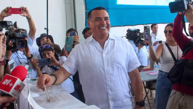 Renán Barrera dejó su voto en el fraccionamiento Altabrisa de Mérida
