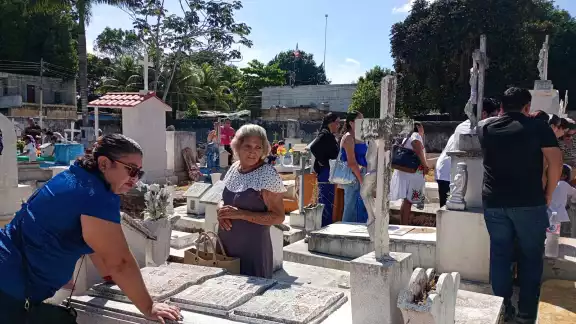 Miles de familias acuden a los cementerios para visitar a los que se han adelantado en el camino
