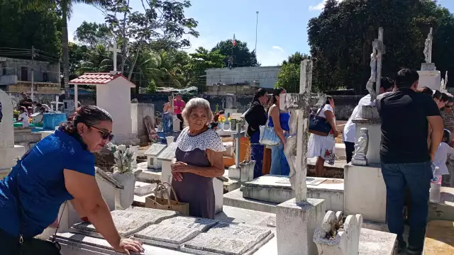 Miles de familias acuden a los cementerios para visitar a los que se han adelantado en el camino