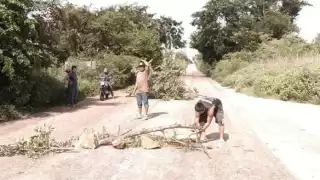 Al no acudir ningún trabajador de la CFE, los vecinos salieron alrededor de las 9 am para iniciar los bloqueos