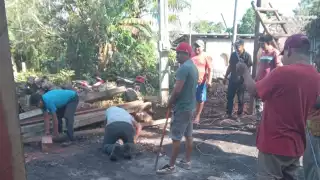 Vecinos de Petcacab se unen para ayudar a familia que perdió su casa en un incendio